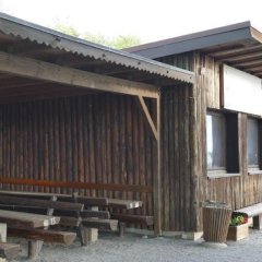 Weinwanderhütte Asselheim mit Sitzgelegenheiten