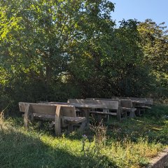 2 Tische und Bänke im Grünen