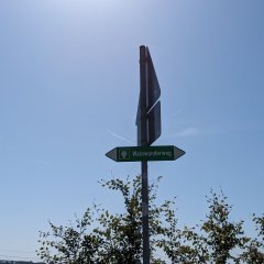 Schild Weinwanderung, blauer Himmel