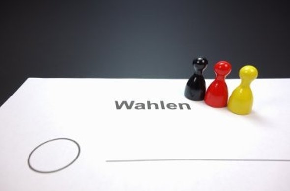 Symbolfoto Wahlzettel mit 3 Figuren (schwarz, rot und gelb) Symbolfoto Wahlzettel mit 3 Figuren (schwarz, rot und gelb)